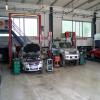Interno dell'officina zona per la riparazione totale dei veicoli